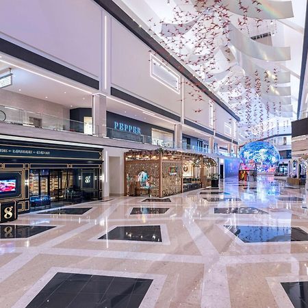 Conrad Las Vegas At Resorts World Εξωτερικό φωτογραφία The shopping mall